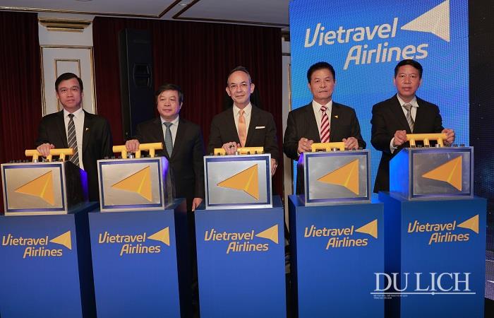 Thứ trưởng Bộ VHTTDL Đoàn Văn Việt, Đại sứ Thái Lan tại Việt Nam Nikorndej Balankura cùng đại diện ban lãnh đạo Vietravel, Vietravel Airlines thực hiện nghi thức khai trương đường bay